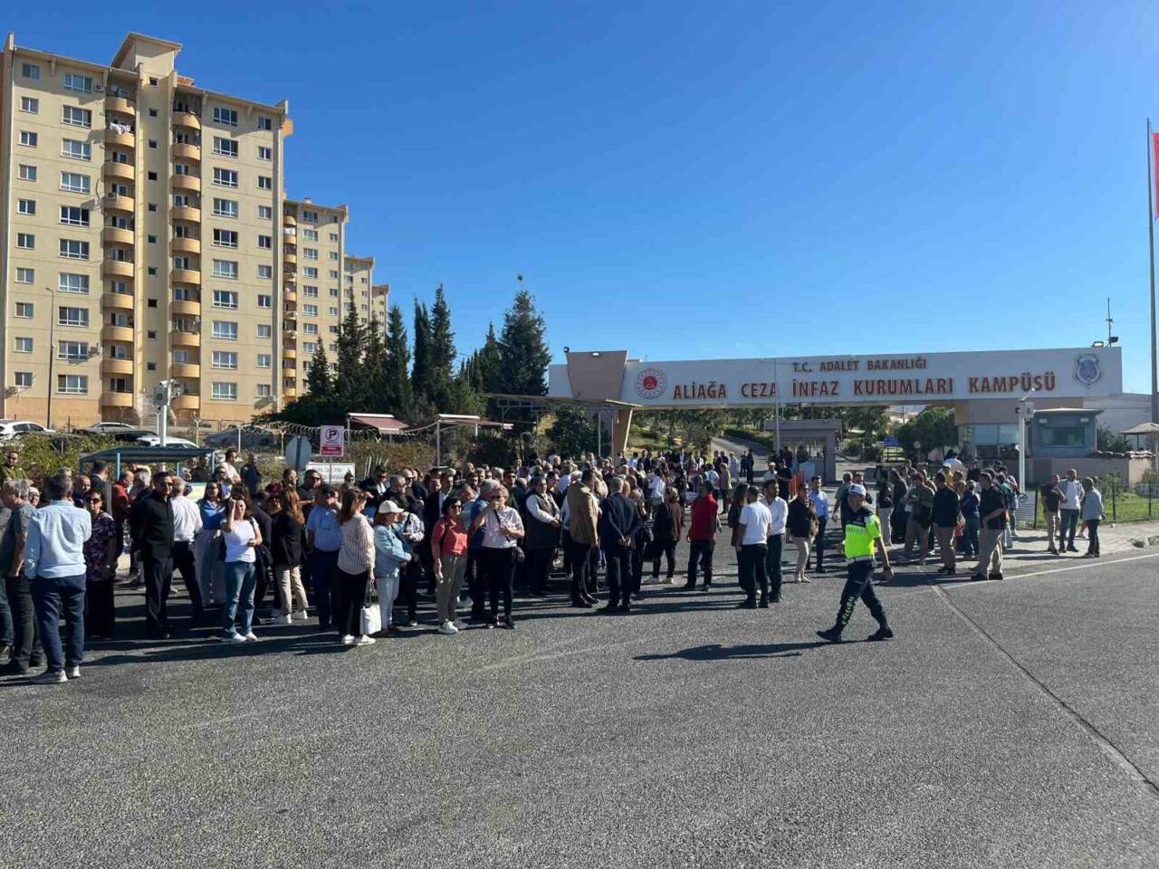 İzmir Büyükşehir Belediyesi'ne bağlı İZBETON'da yolsuzluk iddialarıyla yapılan soruşturma kapsamında,