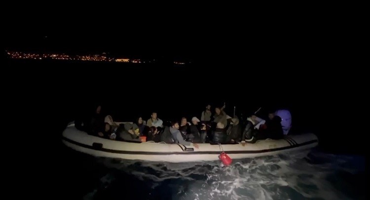 İzmir'in Karaburun ilçesi açıklarında motor arızasıyla sürüklenen lastik bottaki 33