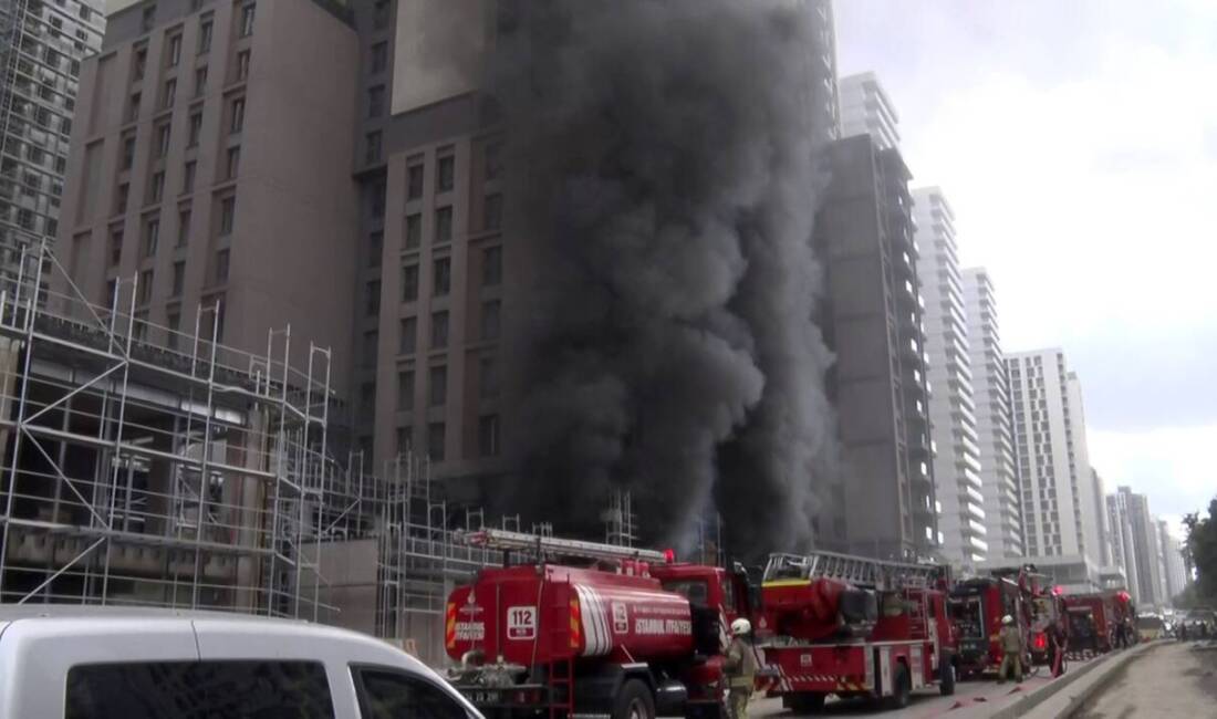 Kadıköy'deki bir inşaat alanında, Fikirtepe Mahallesi'nde meydana gelen yangın nedeniyle