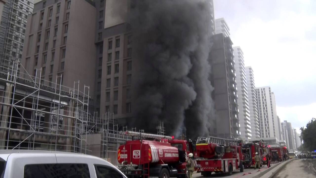 Kadıköy'deki bir inşaat alanında, Fikirtepe Mahallesi'nde meydana gelen yangın nedeniyle