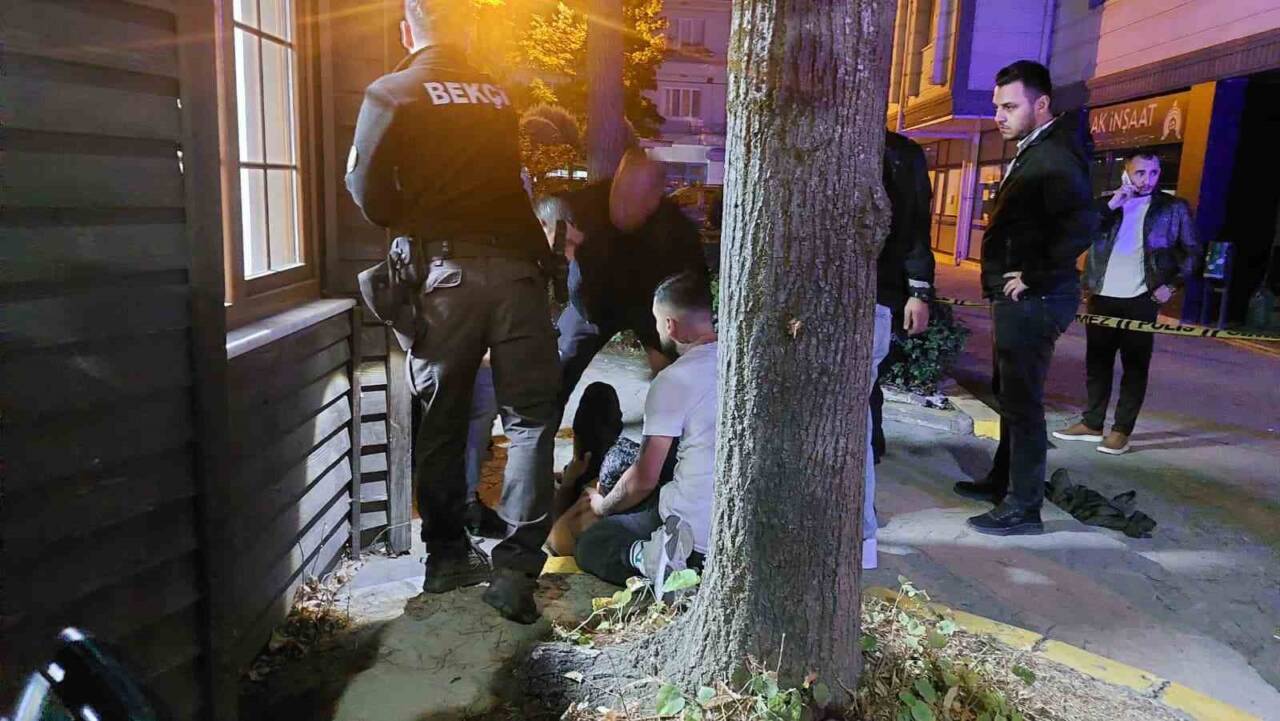 Sakarya'nın Akyazı ilçesinde E.S., İ.D.'ye uyuşturucu satışı nedeniyle bağırarak ateş