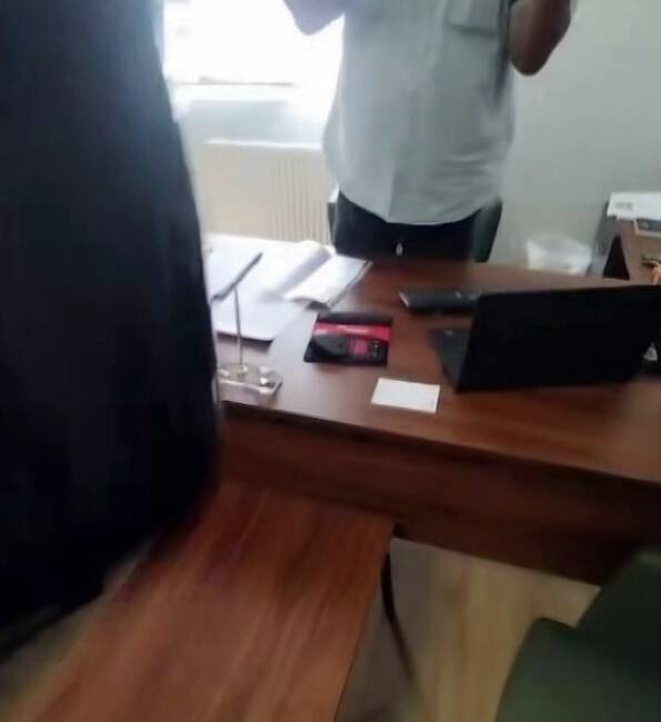 Kocaeli'nin Körfez ilçesinde, işten çıkarıldığını iddia eden bir kadın, şantiye