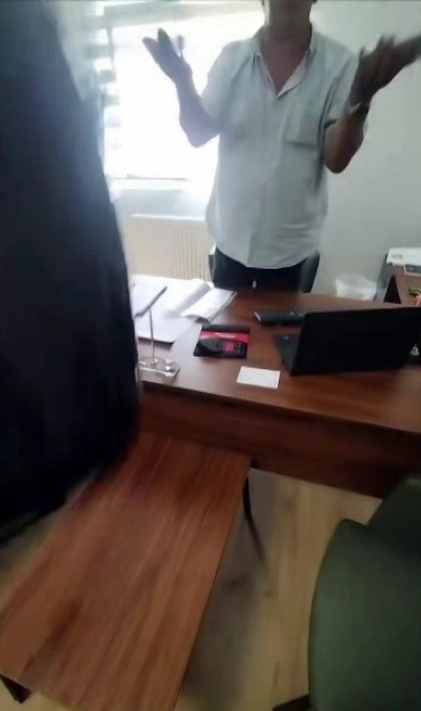 Kocaeli'nin Körfez ilçesinde, işten çıkarıldığını iddia eden bir kadın, şantiye