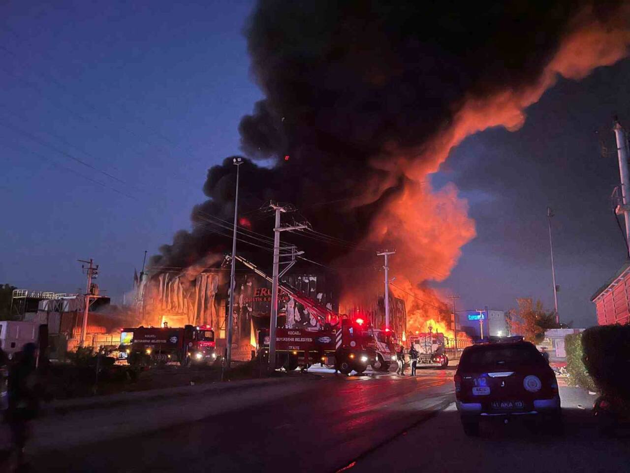 Kocaeli'nin Başiskele ilçesindeki Ovacık Mahallesi'nde bir lojistik depo, sabah saat