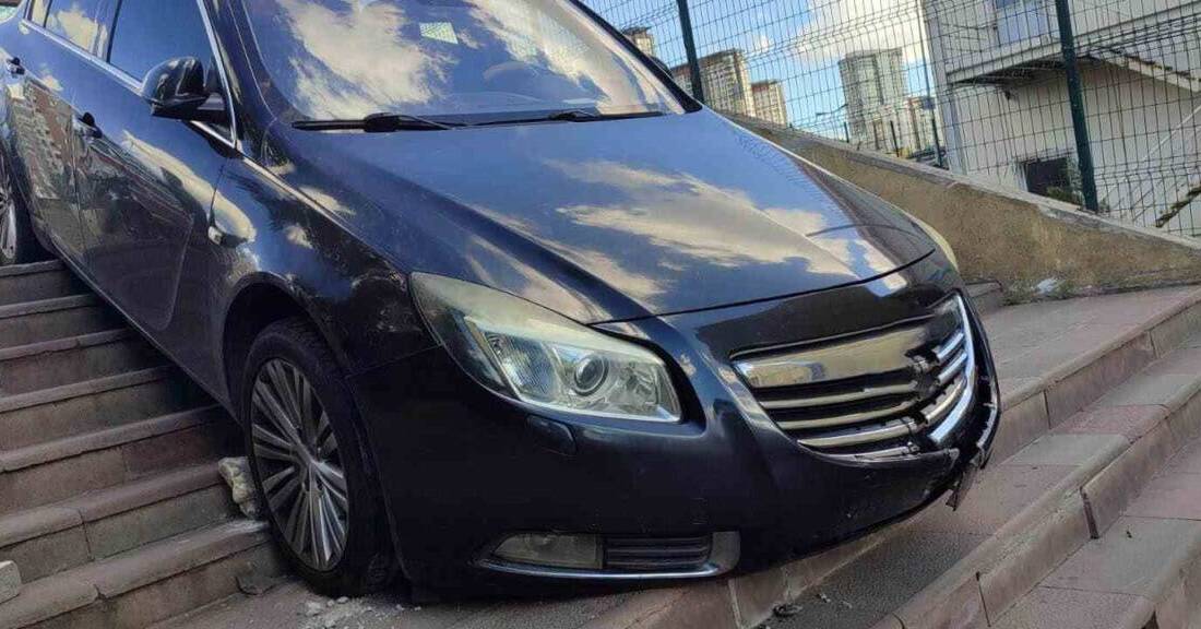 Küçükçekmece'de, Şükrü T. hastane bahçesindeki merdivenlere yanılgıyla aracıyla daldı. Olayda