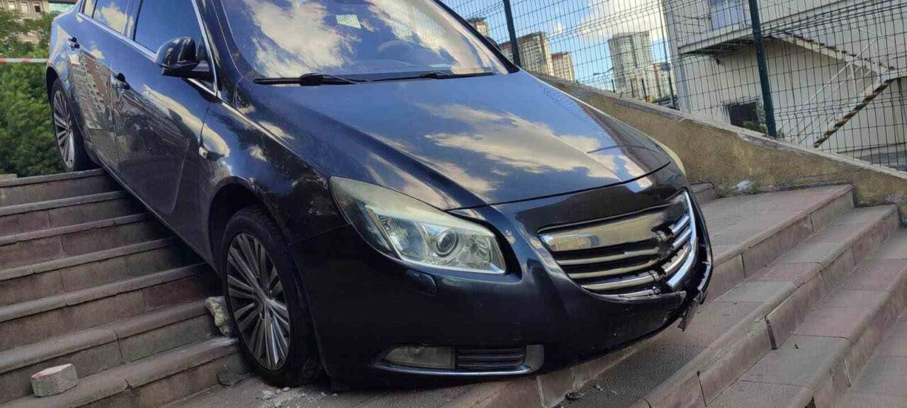 Küçükçekmece'de, Şükrü T. hastane bahçesindeki merdivenlere yanılgıyla aracıyla daldı. Olayda