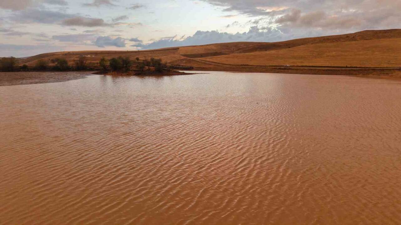 Kırıkkale'nin Ahılı köyündeki kuruyan gölet, yağışlar sayesinde yeniden dolmaya başladı.