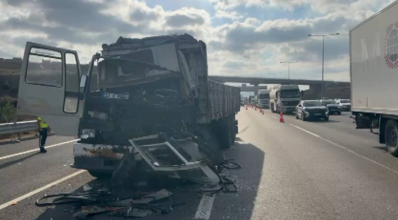 Kuzey Marmara Otoyolu'nda A.A. kontrolündeki kamyon, tıra çarparak kazaya sebep