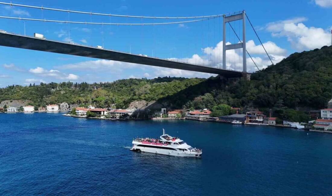 Liverpool taraftarları, UEFA Şampiyonlar Ligi maçı öncesi İstanbul'a gelerek boğazda