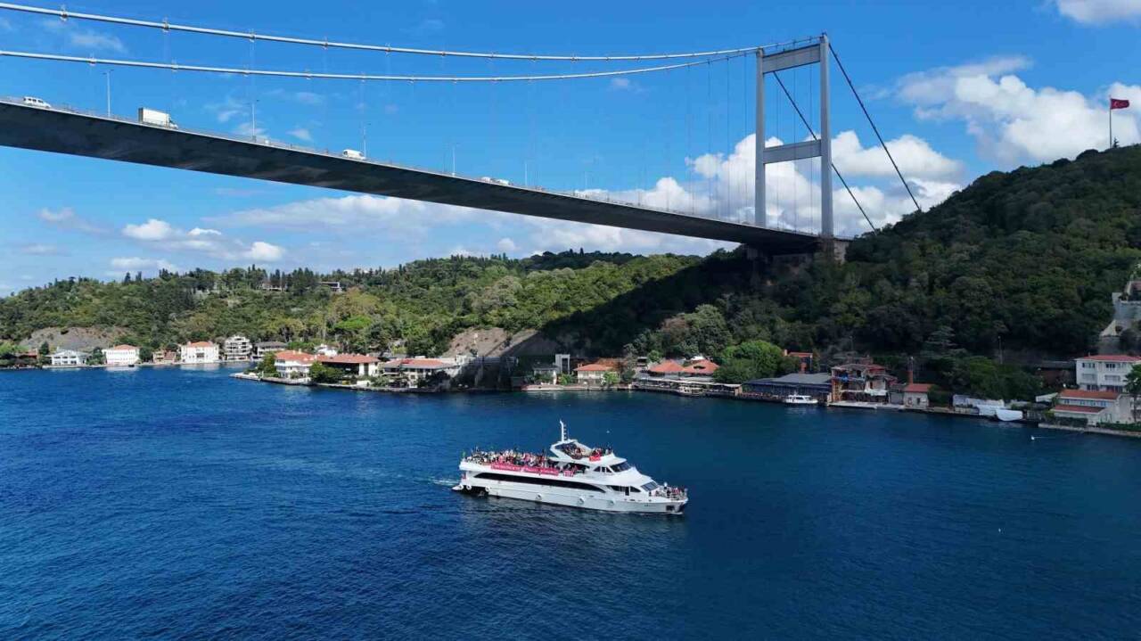 Liverpool taraftarları, UEFA Şampiyonlar Ligi maçı öncesi İstanbul'a gelerek boğazda