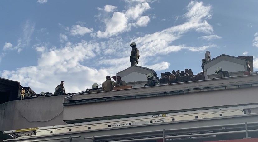 Maltepe Çınar Mahallesi'nde, üç katlı bir binanın çatı katında çıkan