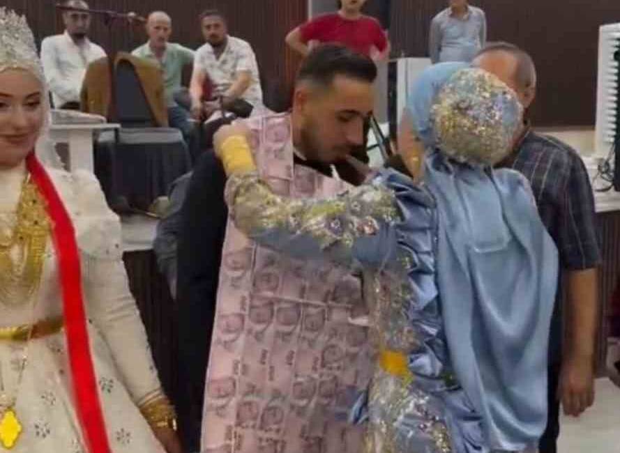 Mardin'in Kızıltepe ilçesinde Ömer ve Gülsüm Akgül çiftinin düğününde damada