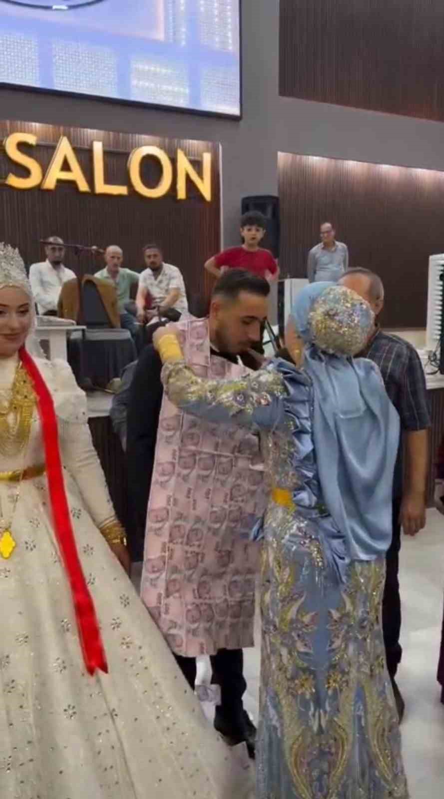 Mardin'in Kızıltepe ilçesinde Ömer ve Gülsüm Akgül çiftinin düğününde damada