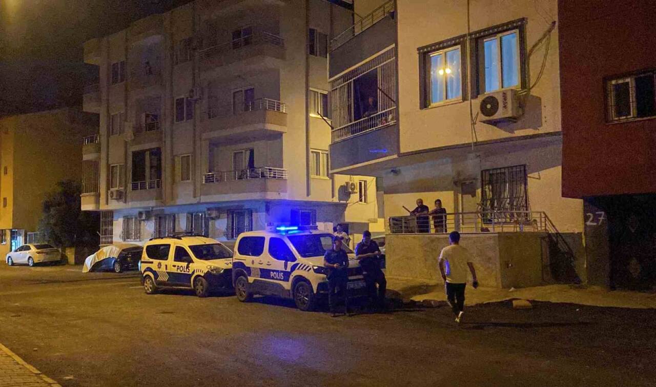 Mersin'in Toroslar ilçesinde, 27 yaşındaki Revşan D., psikolojik sorunları nedeniyle