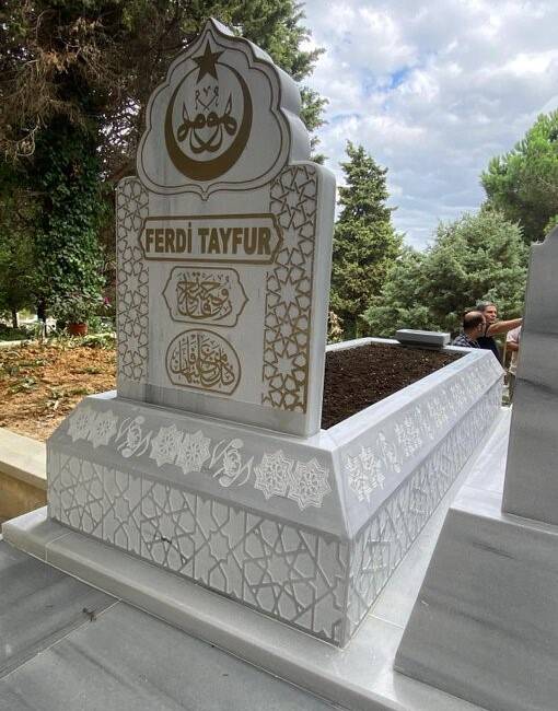 Milliyetçi Hareket Partisi Genel Başkanı Devlet Bahçeli, Ferdi Tayfur’un kabrini