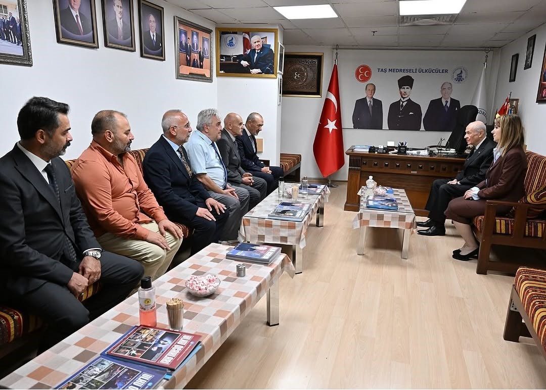 MHP Genel Başkanı Devlet Bahçeli, Taş Medreseli Ülkücüler Derneği’ni ziyaret