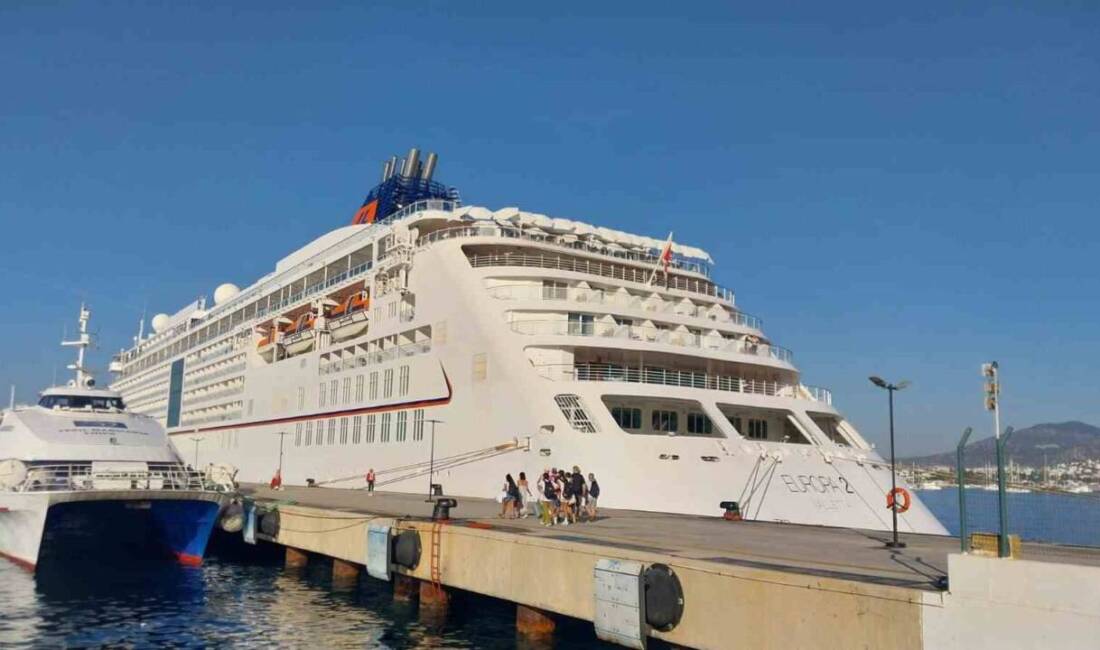 Muğla'nın Bodrum ilçesine bineci "Europa 2" yolcu gemisi geldi. 481