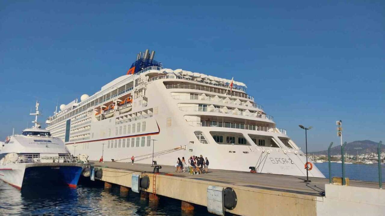 Muğla'nın Bodrum ilçesine bineci "Europa 2" yolcu gemisi geldi. 481