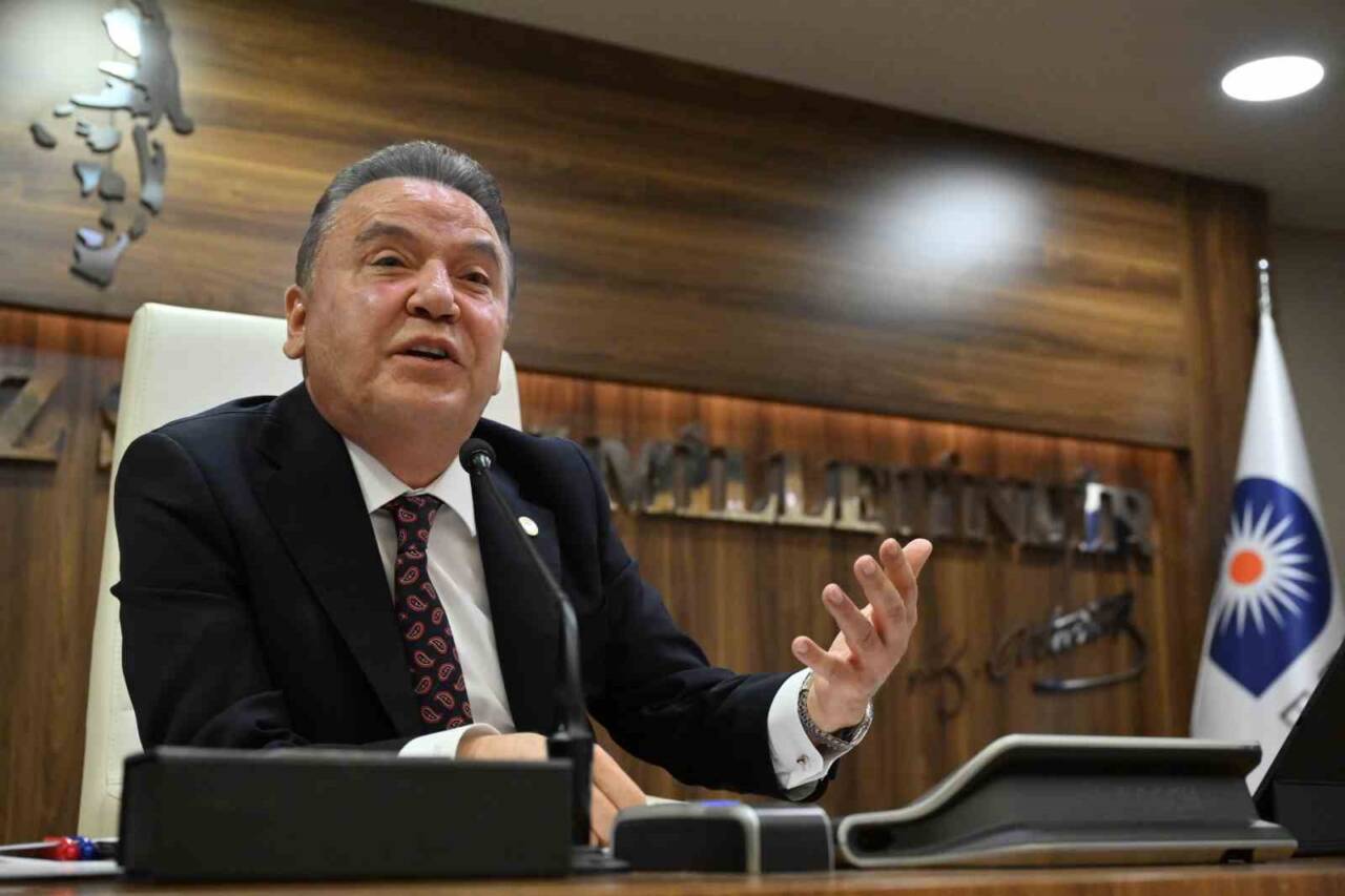 Antalya Büyükşehir Belediye Başkanı Muhittin Böcek, rüşvet ve yolsuzluk soruşturması