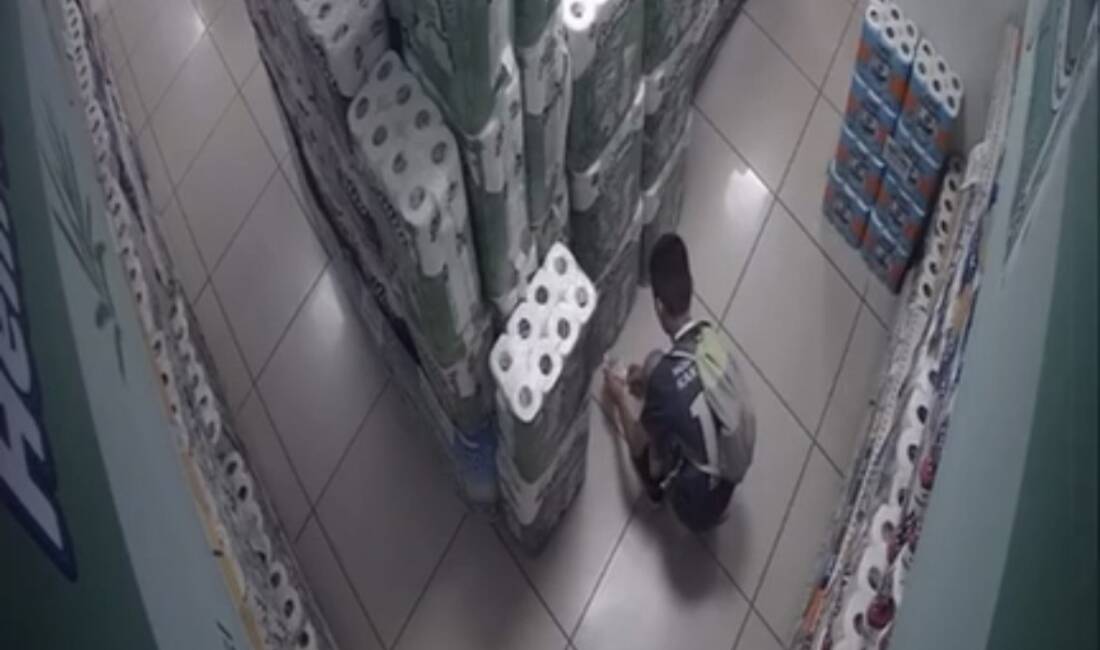 Bursa'nın Nilüfer ilçesinde, 10 yaşındaki bir çocuk, marketteki etiketi çakmakla