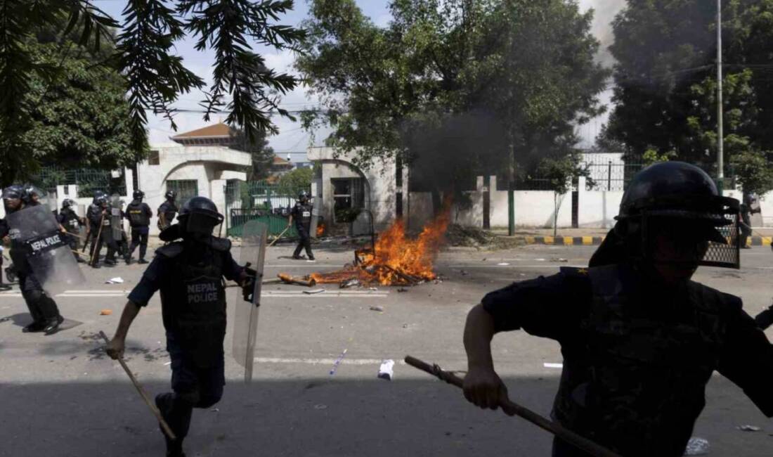 Nepal'in başkenti Katmandu'daki sosyal medya yasağına karşı başlayan protestolar sırasında