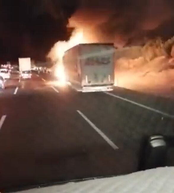 Yalova'nın Altınova ilçesinde Gebze-Orhangazi-İzmir Otoyolu'nda bir tır motor kısmından alev