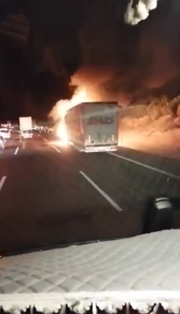 Yalova'nın Altınova ilçesinde Gebze-Orhangazi-İzmir Otoyolu'nda bir tır motor kısmından alev