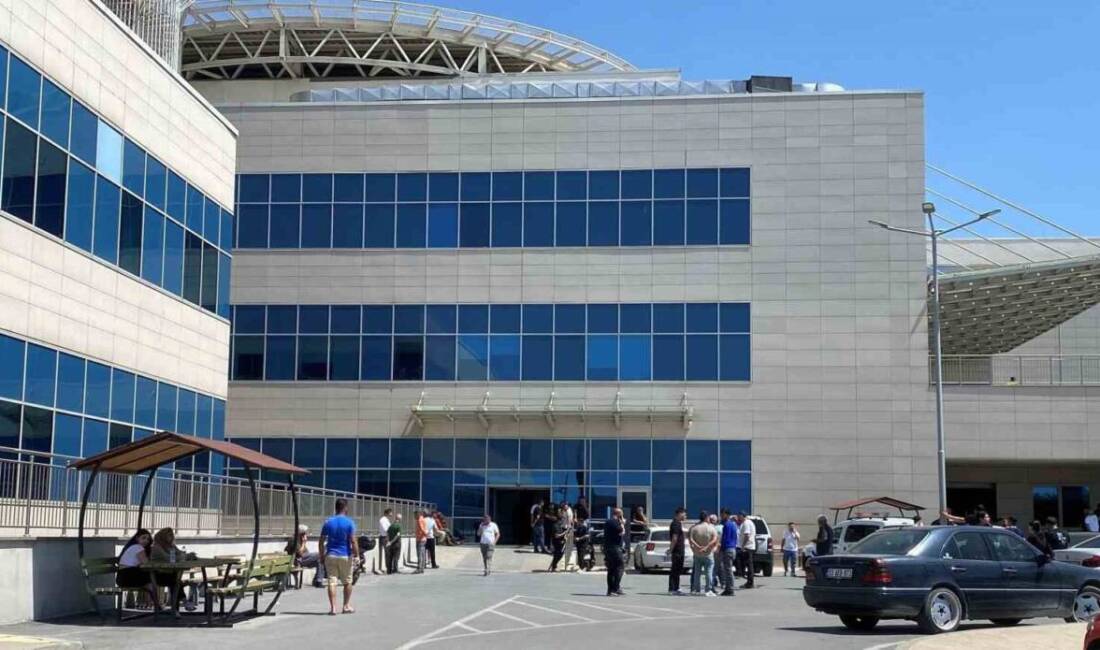 Mersin'de özel harekat polisi Mustafa Karapınar, silahının kazara ateş alması