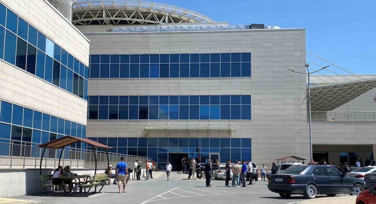 Mersin'de özel harekat polisi Mustafa Karapınar, silahının kazara ateş alması