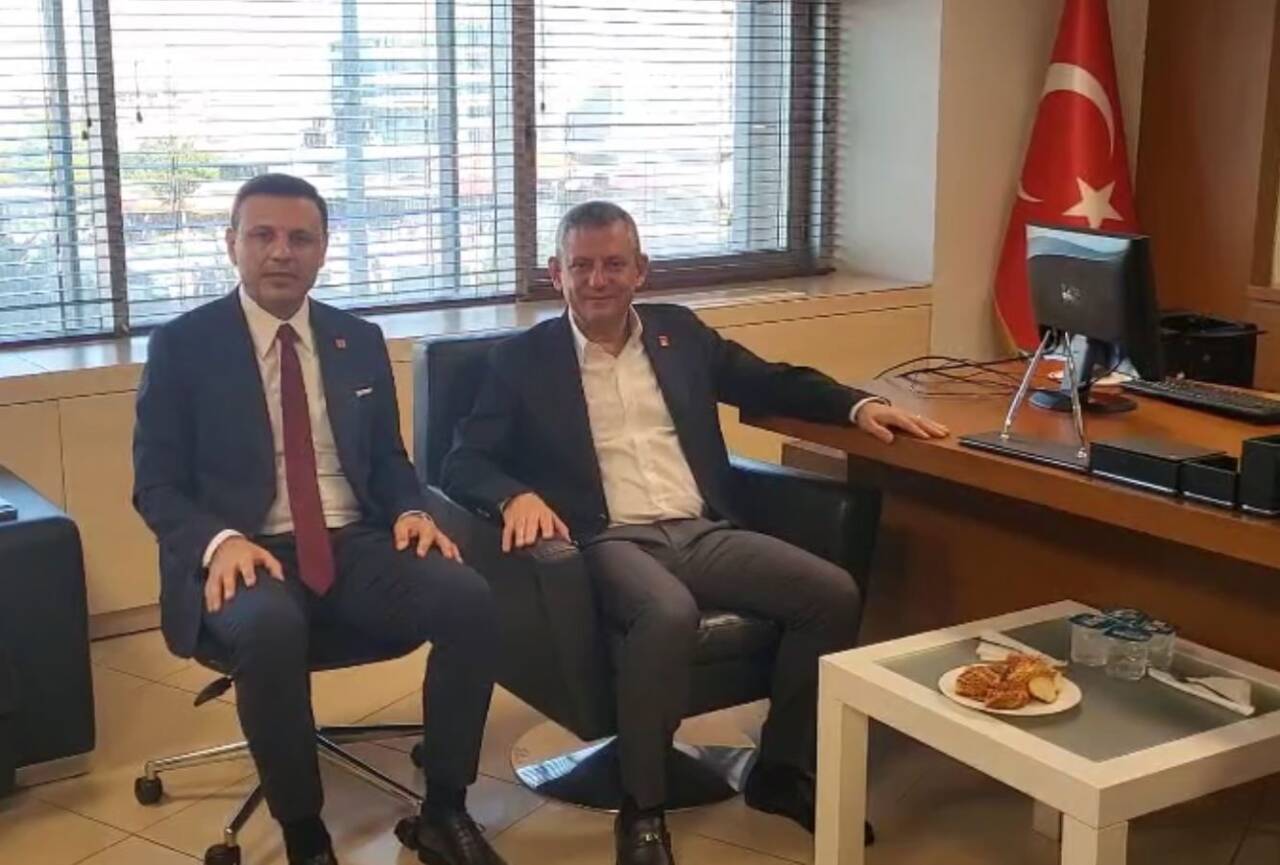 Eski CHP İstanbul İl Başkanı Özgür Çelik'in de aralarında bulunduğu