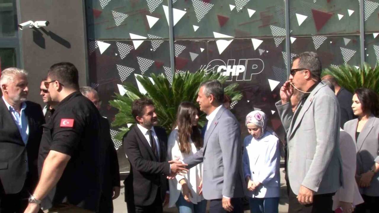 Cumhuriyet Halk Partisi (CHP) Genel Başkanı Özgür Özel, Sarıyer'deki parti