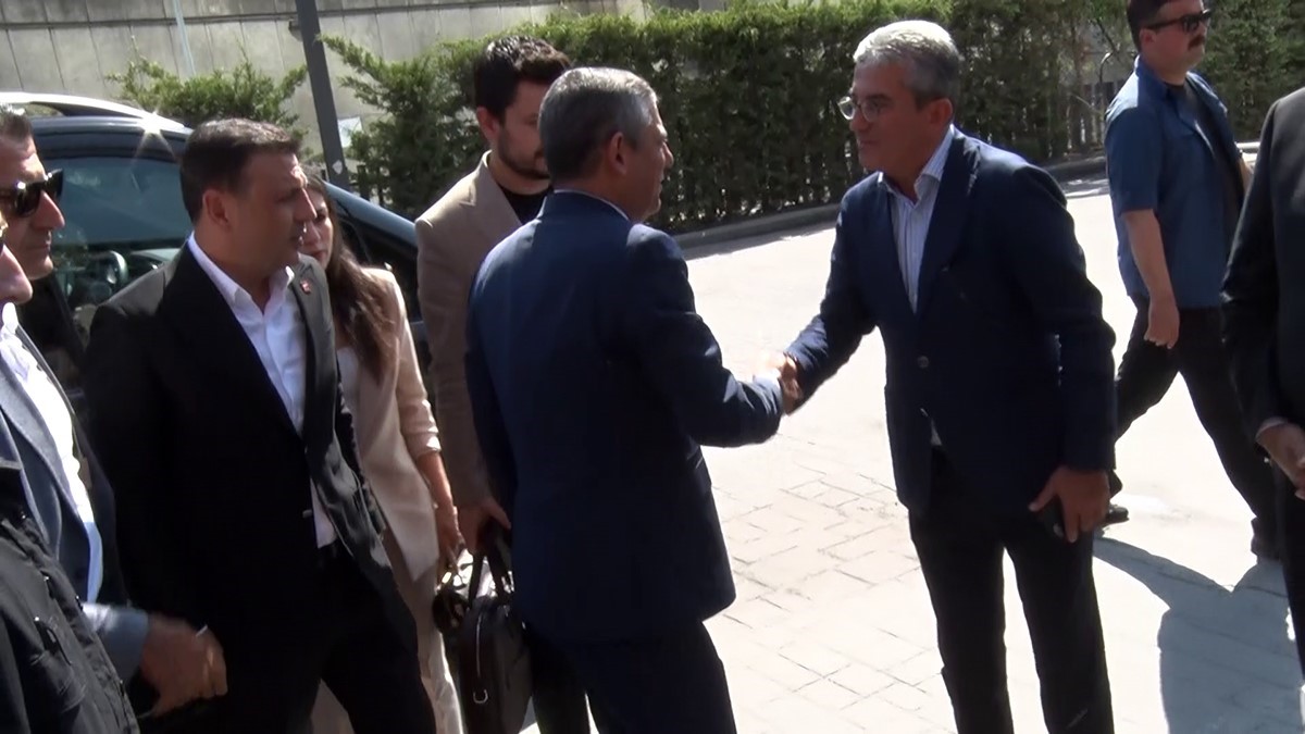 Cumhuriyet Halk Partisi (CHP) Genel Başkanı Özgür Özel, Sarıyer'deki parti