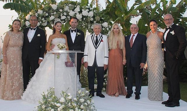 Kuşadası'nda gerçekleşen düğün merasiminde, Koç Holding Onursal Başkanı Rahmi Koç