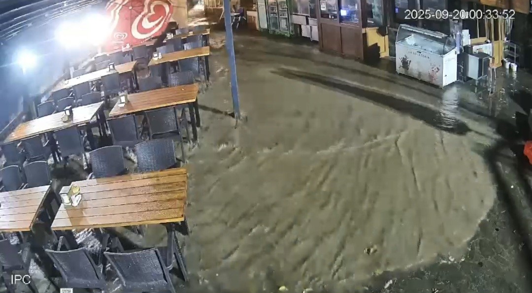 Rize'nin Ardeşen ilçesi Tunca beldesinde etkili olan şiddetli yağışlar, sel