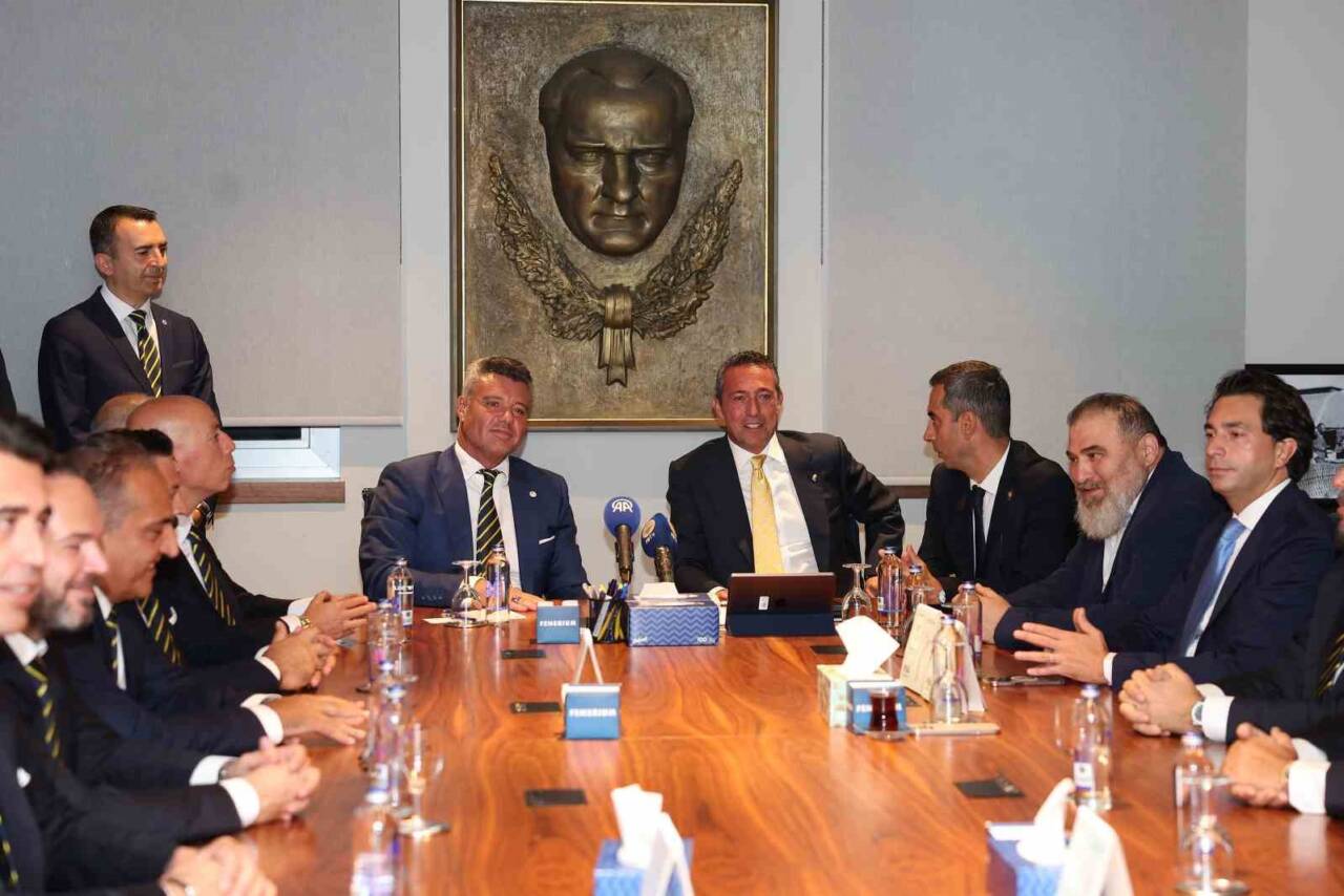 Fenerbahçe'nin yeni başkanı Sadettin Saran, mazbatasını aldı. Törende, eski başkan