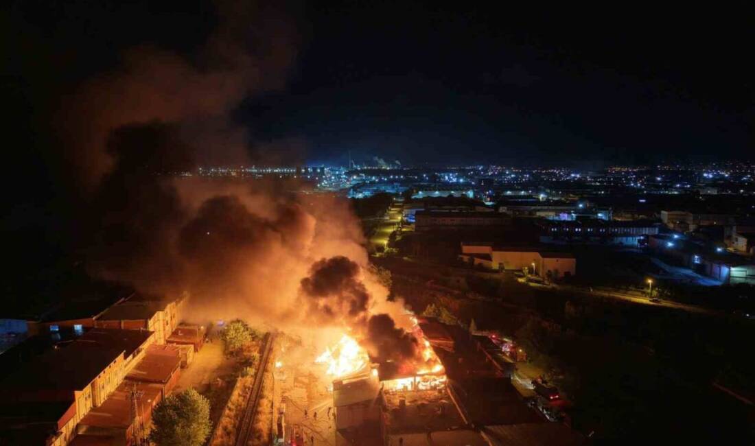 Samsun'un Tekkeköy ilçesinde bir kereste fabrikasında akşam saatlerinde çıkan yangın,