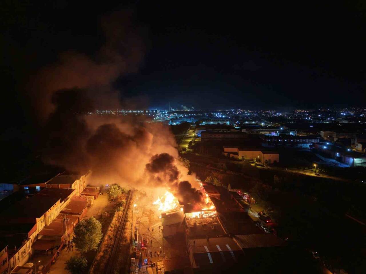 Samsun'un Tekkeköy ilçesinde bir kereste fabrikasında akşam saatlerinde çıkan yangın,