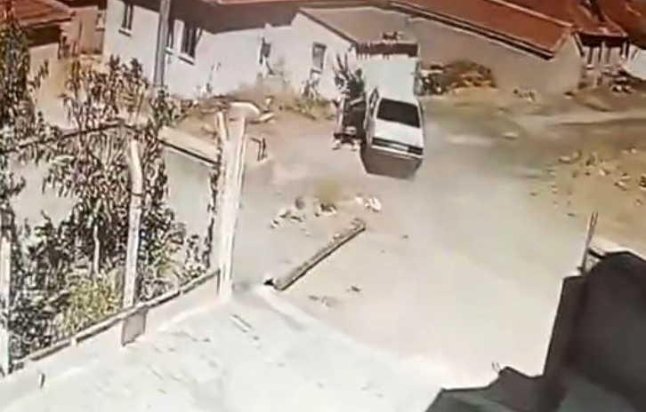 Aksaray'ın Dikmen köyünde Ahmet Şakar (27), kuzeninin evine giderken araçta