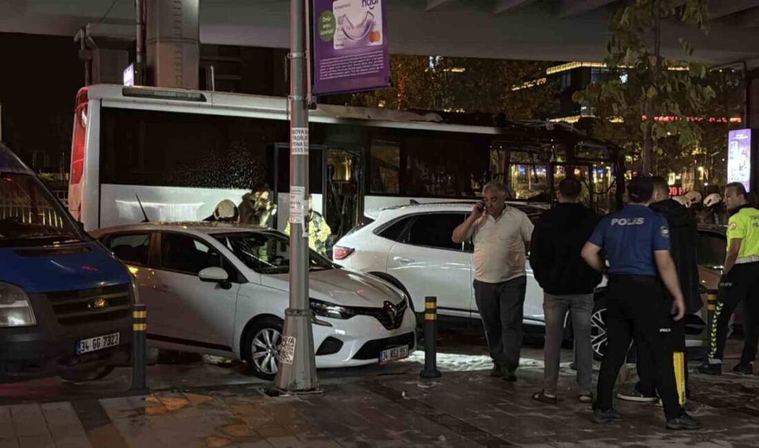 İstanbul Şişli'de yabancı turistleri taşıyan bir tur otobüsünde gece saatlerinde