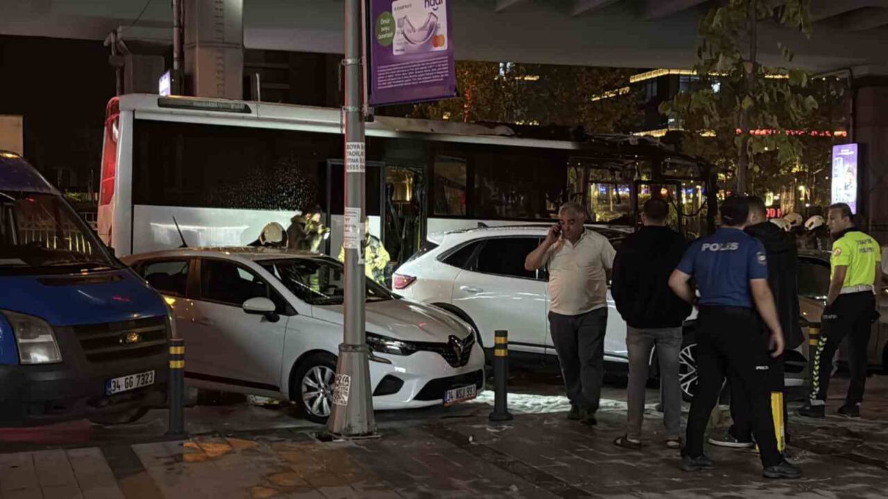 İstanbul Şişli'de yabancı turistleri taşıyan bir tur otobüsünde gece saatlerinde