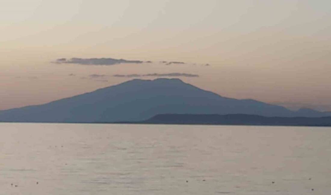 Süphan Dağı'nın zirvesindeki bulut tabakası, Van Gölü manzarasıyla birleşerek eşsiz