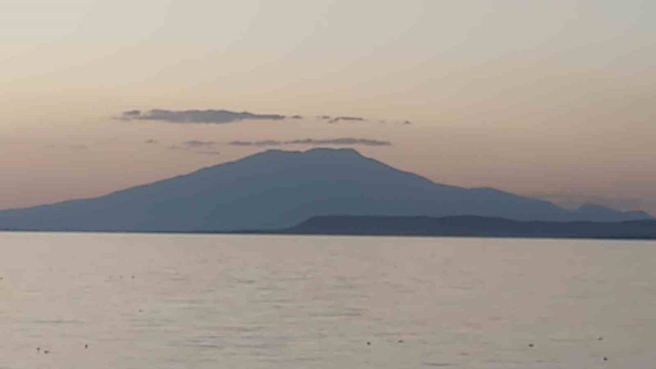Süphan Dağı'nın zirvesindeki bulut tabakası, Van Gölü manzarasıyla birleşerek eşsiz