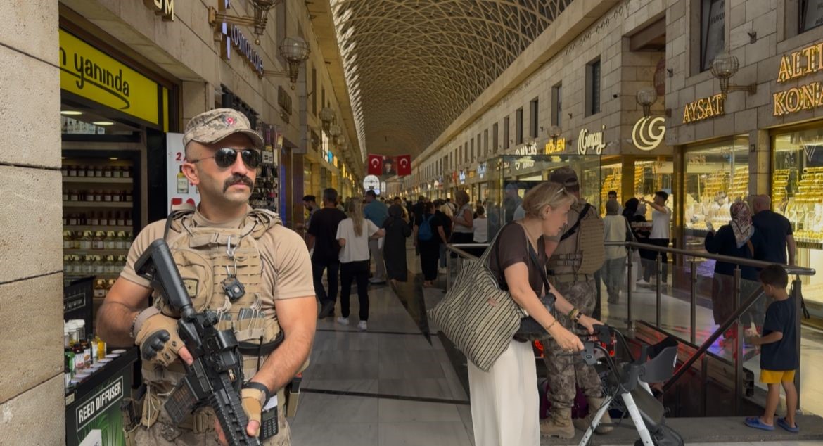 Bursa Kapalıçarşı, yoğun ziyaretçi sayısıyla güvenliği özel harekat polislerine emanet