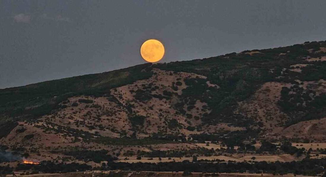 Bitlis’in Tatvan ilçesinde gerçekleşen "Kanlı Ay" tutulması, Van Gölü üzerinde