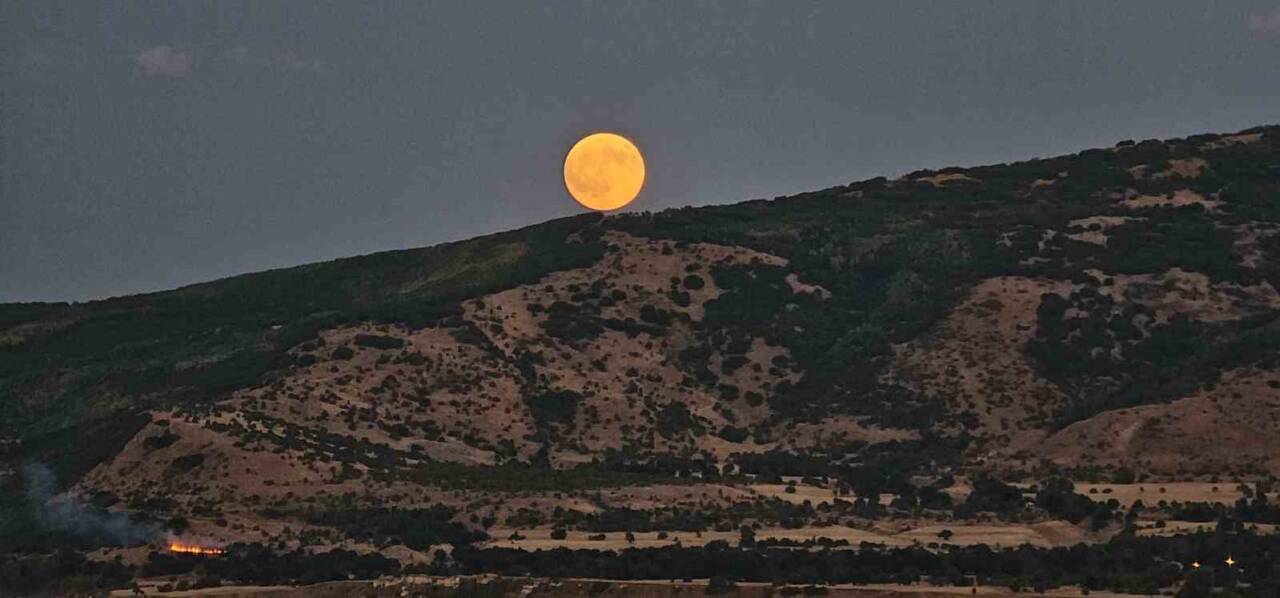 Bitlis’in Tatvan ilçesinde gerçekleşen "Kanlı Ay" tutulması, Van Gölü üzerinde