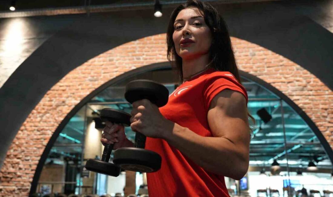 Denizli'de yaşayan 26 yaşındaki vücut geliştirme şampiyonu Buse Ercan, elde