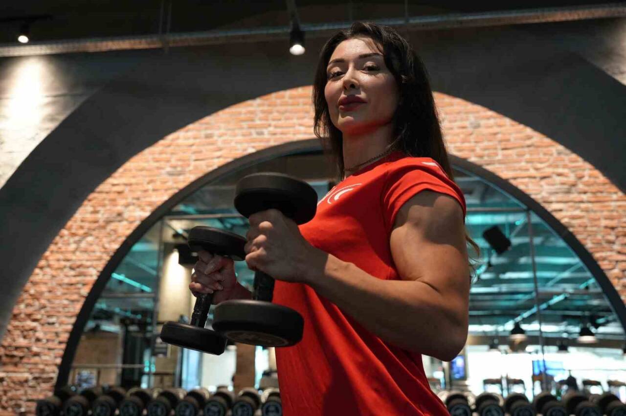 Denizli'de yaşayan 26 yaşındaki vücut geliştirme şampiyonu Buse Ercan, elde