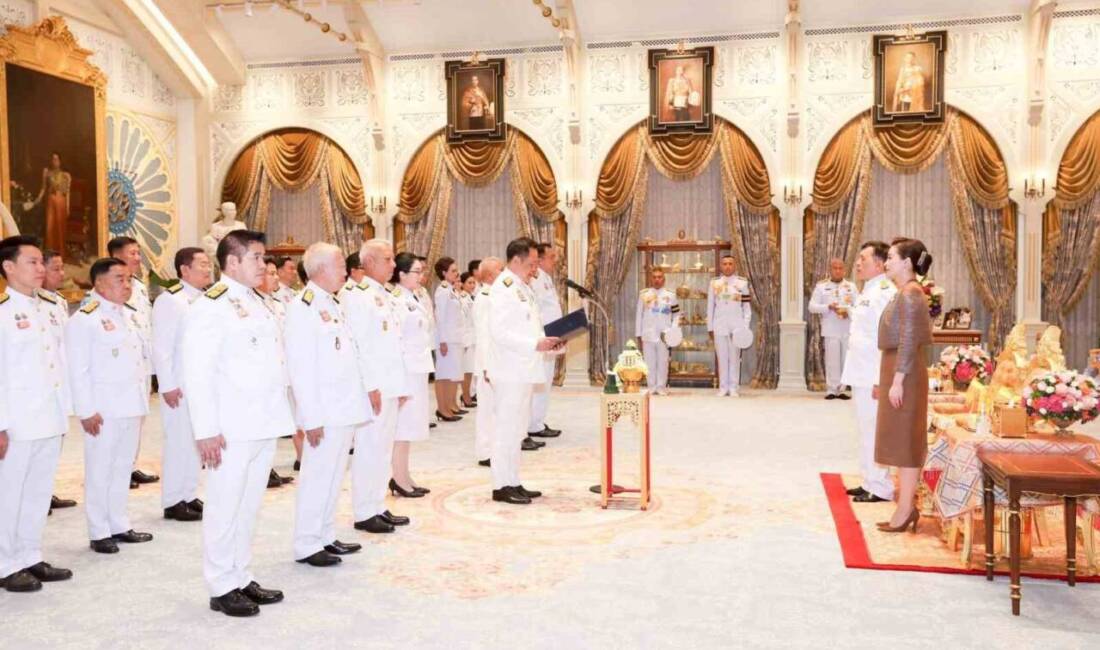 Tayland'ın yeni Başbakanı Anutin Charnvirakul ve kabine üyeleri, Kral Maha