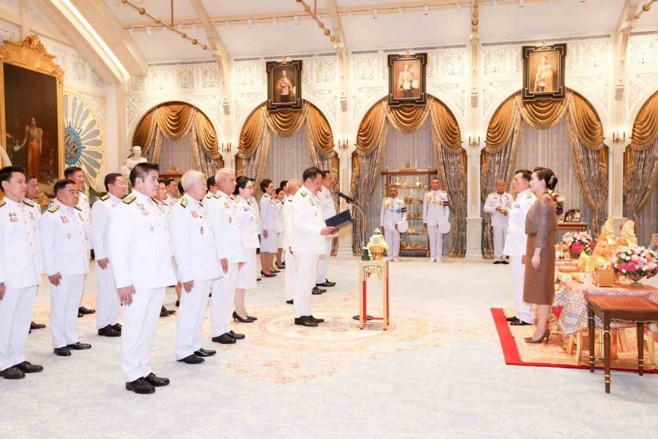 Tayland'ın yeni Başbakanı Anutin Charnvirakul ve kabine üyeleri, Kral Maha