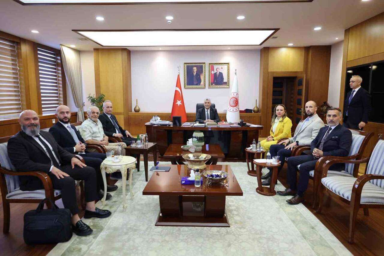 Sağlık Turizmi Konfederasyonu (SATKOF) heyeti, Ticaret Bakanı Ömer Bolat'ı ziyaret